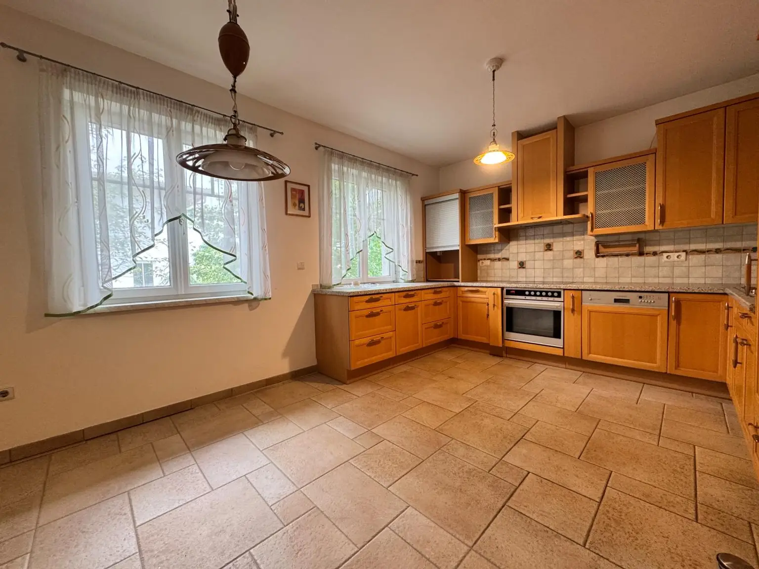 COMING SOON! Traum Bungalow mit Kachelofen, Terrasse, XXL-Garten, Einliegerwohnung KG  und Doppelgarage zum Schnellbezug in Ansfelden