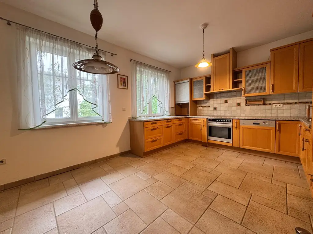 COMING SOON! Traum Bungalow mit Kachelofen, Terrasse, XXL-Garten, Einliegerwohnung KG  und Doppelgarage zum Schnellbezug in Ansfelden