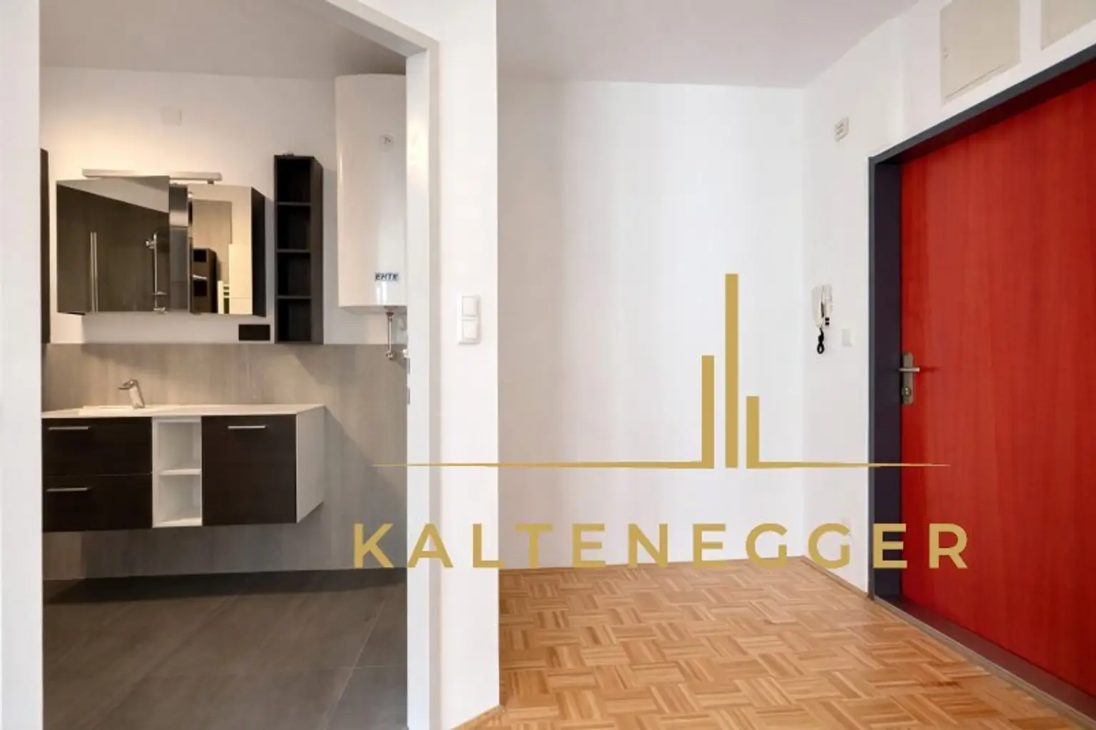 Vorraum mit Blick ins Badezimmer