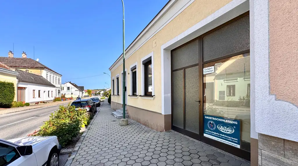 Ehemaliges Bauernhaus mit Nebengebäuden