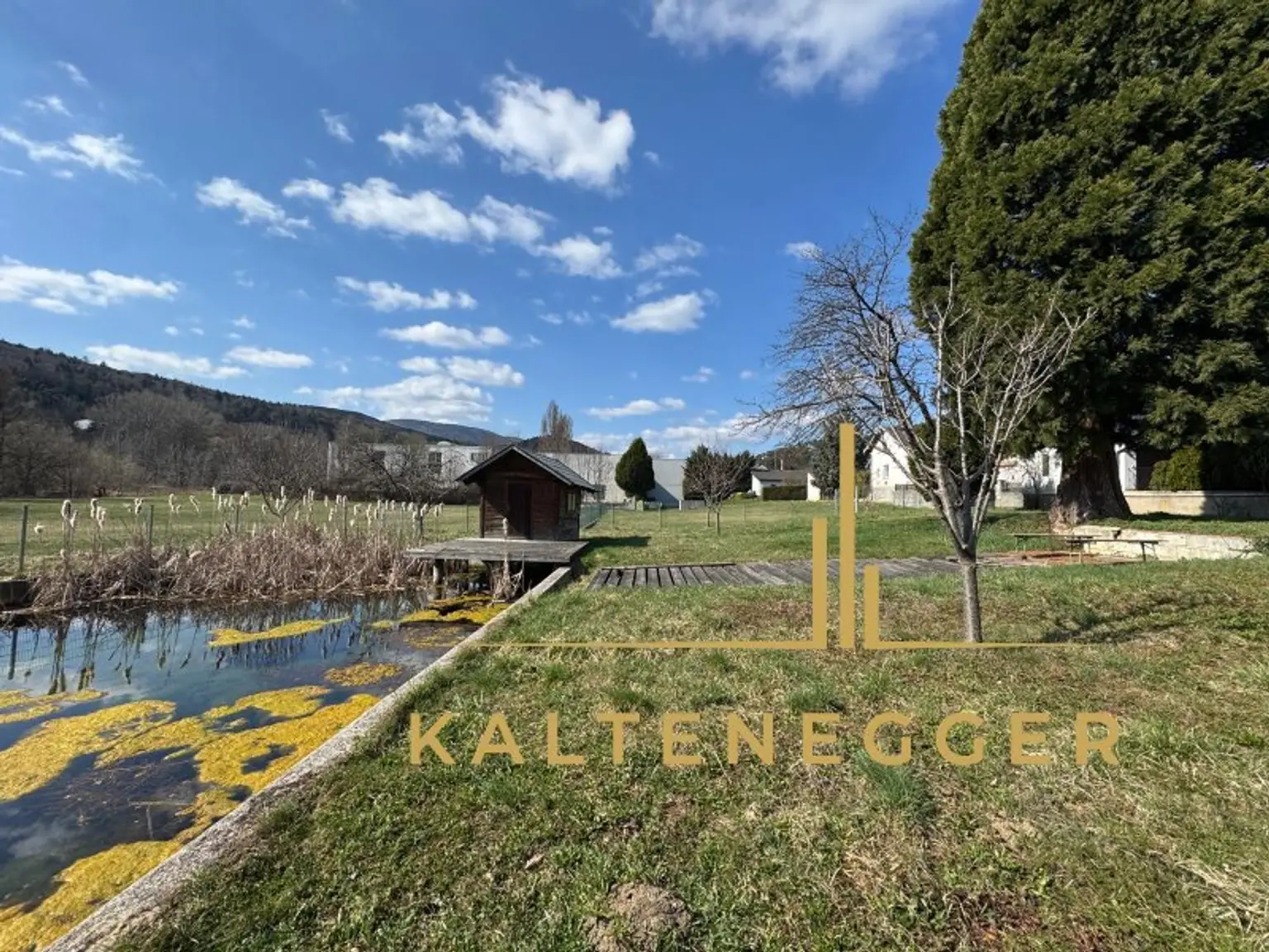 Sonnenbeschienenes Grundstück mit Blick auf die Hohe Wand - ein ländliches Mehrfamilienhaus und ein Einfamilienhaus