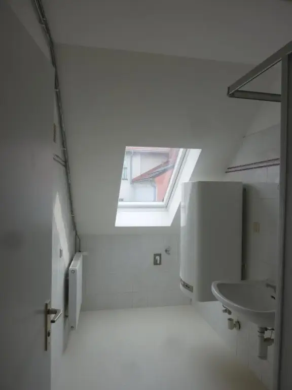 2-Zimmer-DG-Wohnung mit Zugang zur Terrasse!