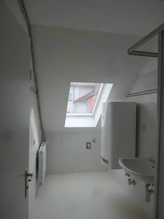 2-Zimmer-DG-Wohnung mit Zugang zur Terrasse!