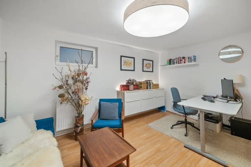 Wohnen mit Blick in den Wienerwald – Außergewöhnlicher Bungalow mit Pool und Photovoltaik