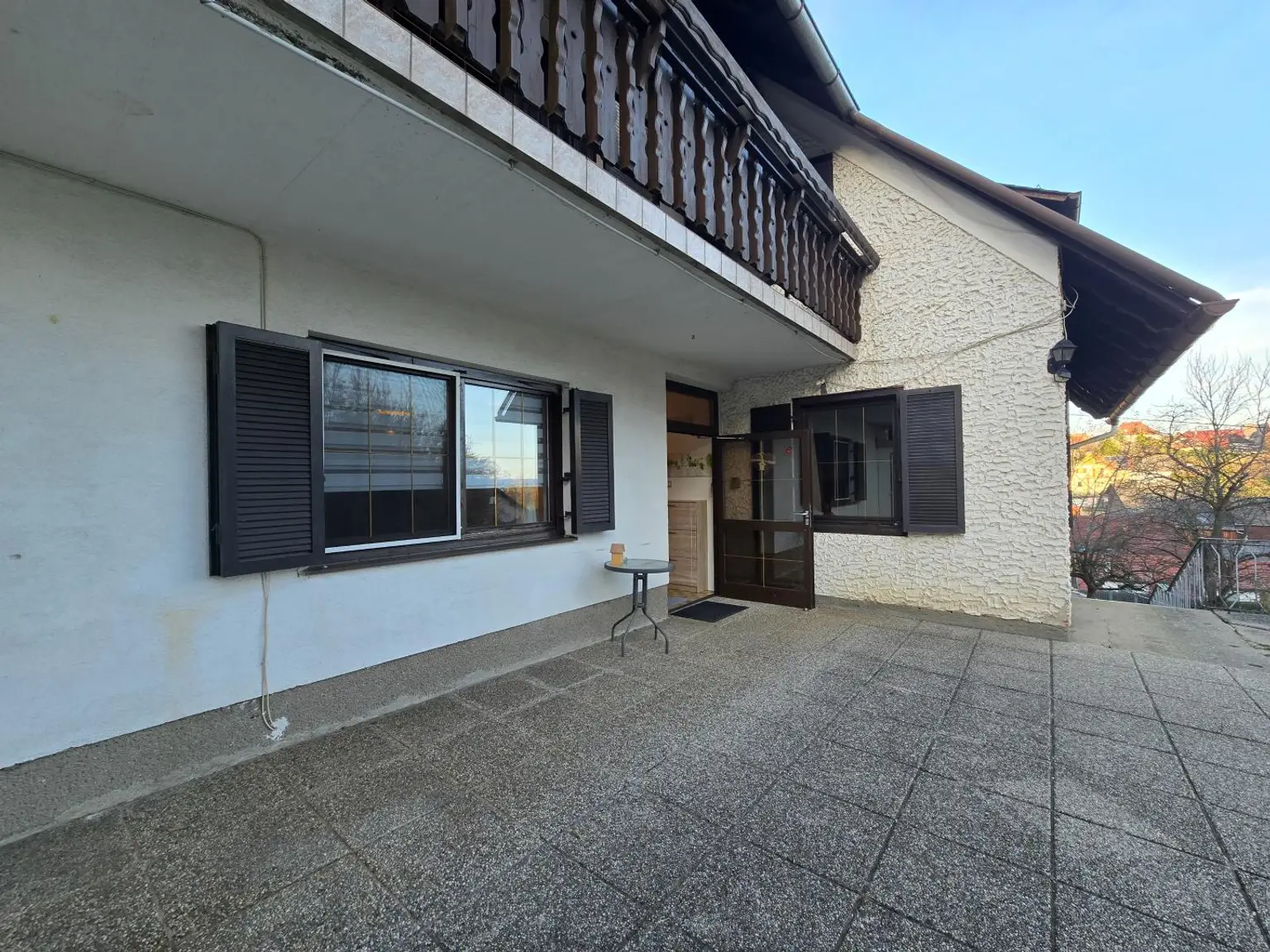 Haus mit zwei Wohneinheiten und Gartenidylle