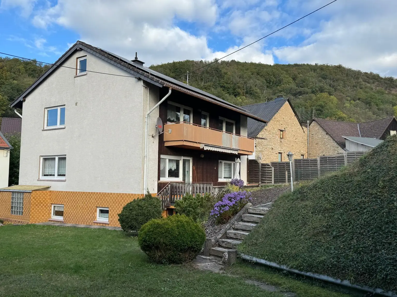 Freistehendes Wohnhaus mit großem Raumangebot, PV-Anlage und Ausbaupotenzial...!