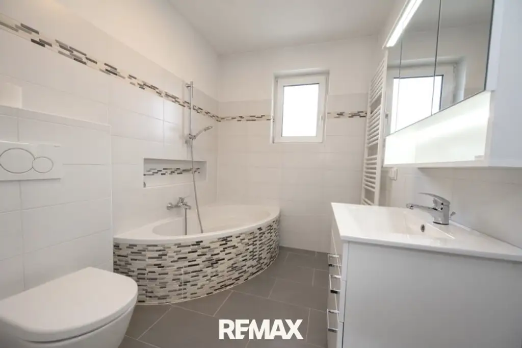 Voll unterkellertes Zweifamilienhaus mit Garten, Carport & Garage in sonniger Zentrumslage von Bad Hall!