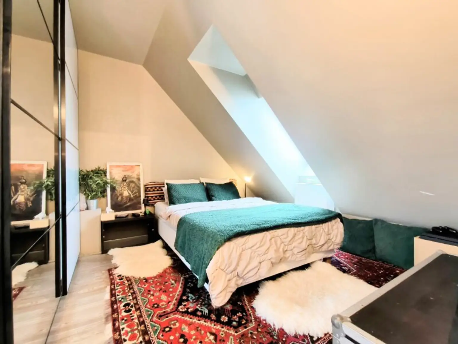 3-Zimmer-Dachgeschosswohnung mit 2 Balkonen, Wintergarten-Loggia & Weitblick - U2 Hardeggasse fußläufig - Klimaanlage & Küche