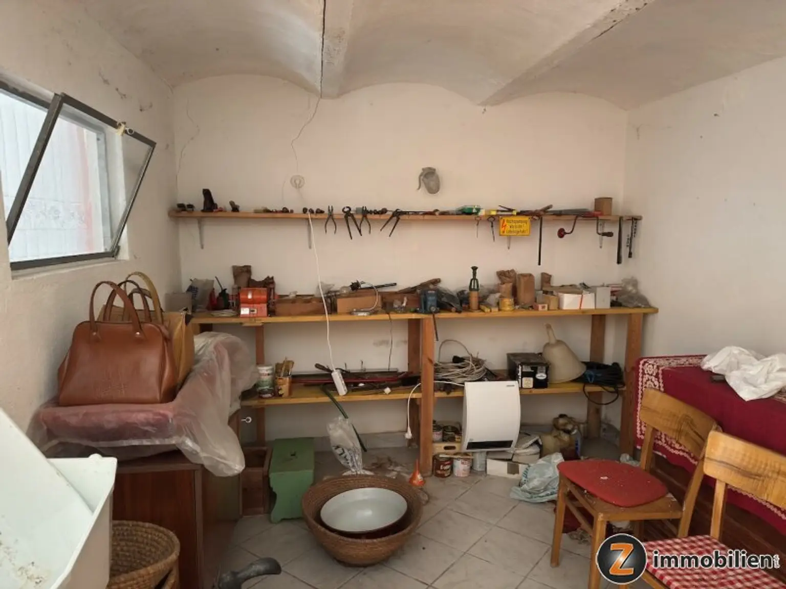 Sanierungsbedürftiges Haus mit Nebengebäuden