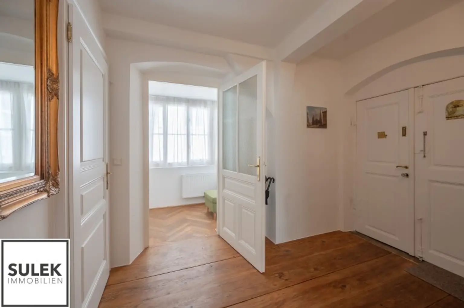 voll möblierte 2 Zimmer DG-Wohnung in Bestlage // Nähe Graben - Stephansdom
