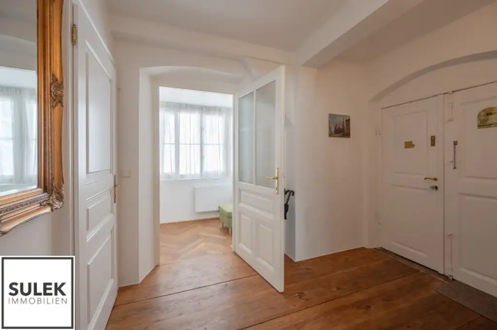 voll möblierte 2 Zimmer DG-Wohnung in Bestlage // Nähe Graben - Stephansdom