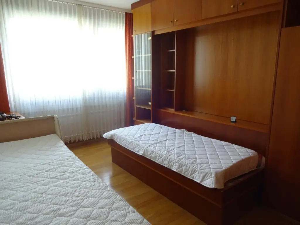 MÖBLIERTE ZWEI ZIMMER WOHNUNG IM 10TEN!