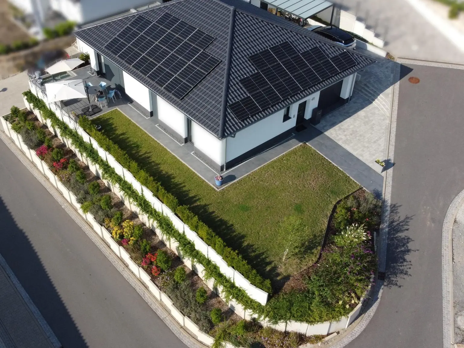 EXKLUSIVES WOHNEN AUF EINER EBENE:
außergewöhnliches Einfamilienhaus
in bester Lage von Impfingen !!