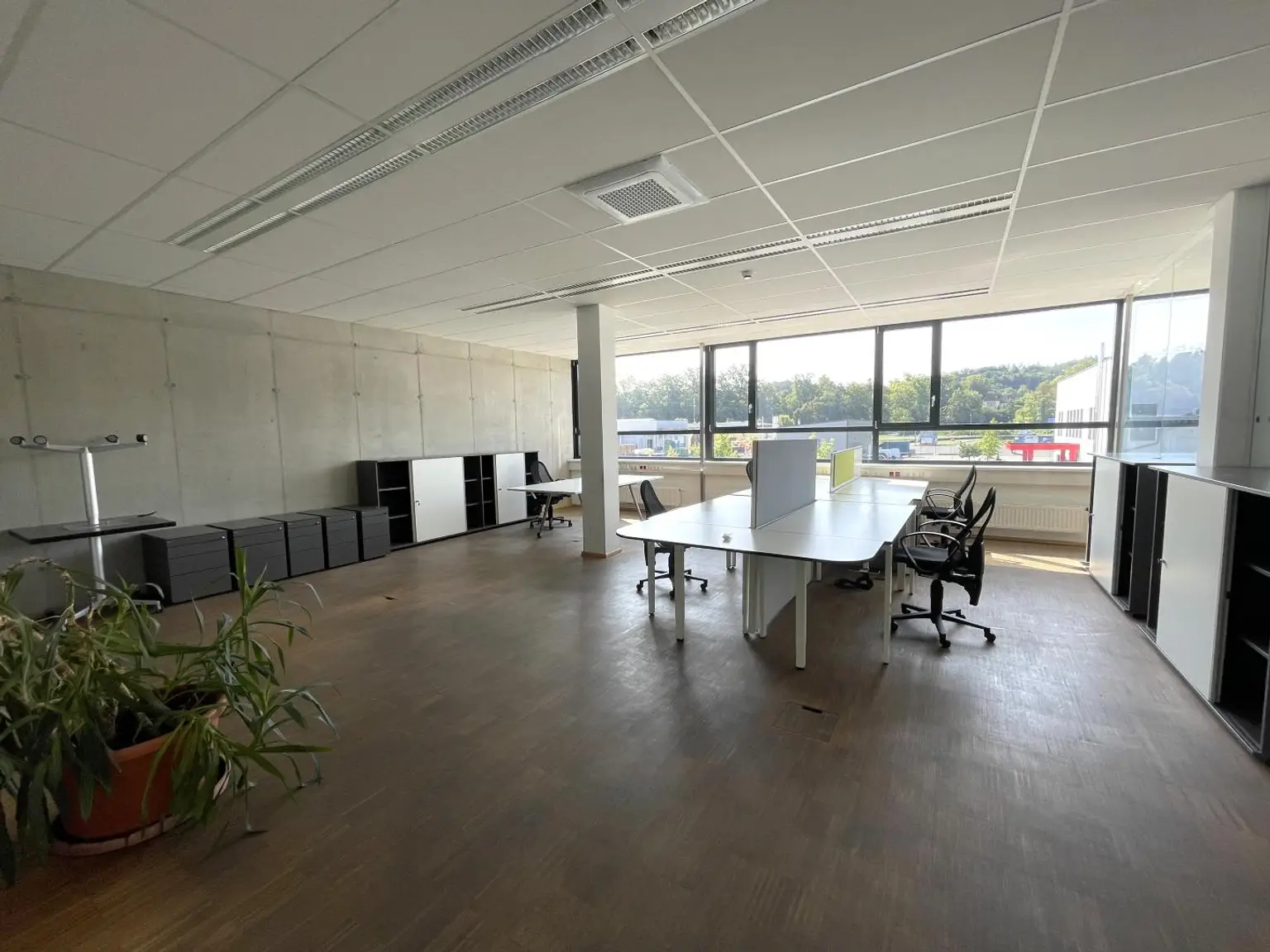 Moderne Gewerbeimmobilie mit Baureserve