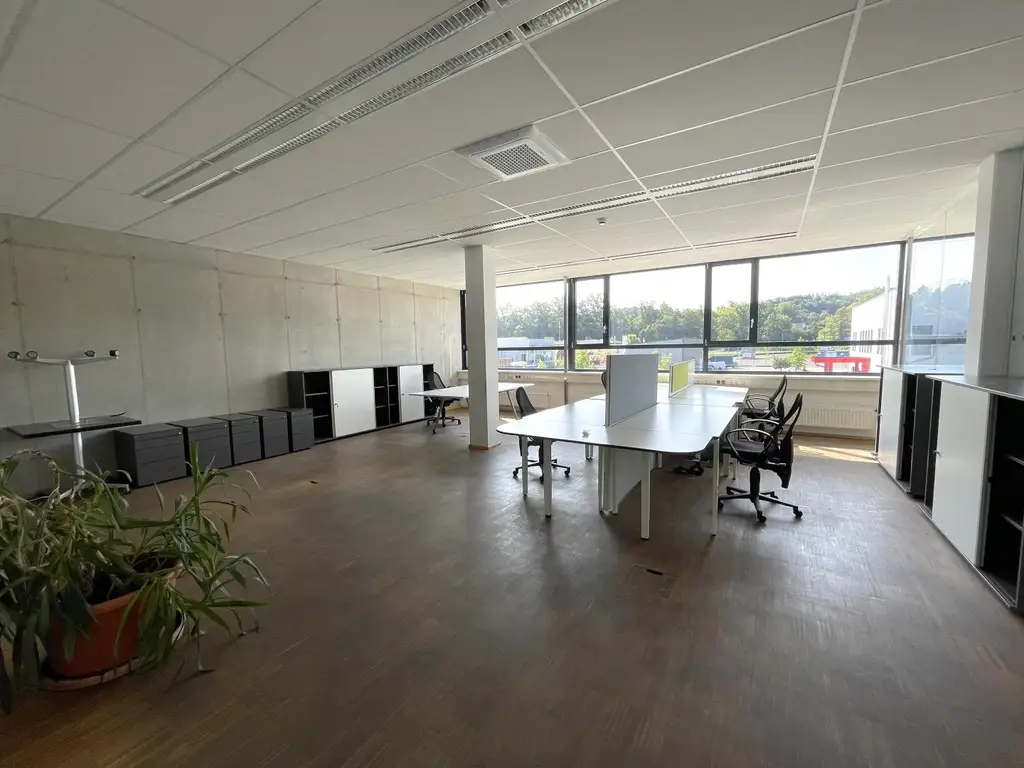 Moderne Gewerbeimmobilie mit Baureserve