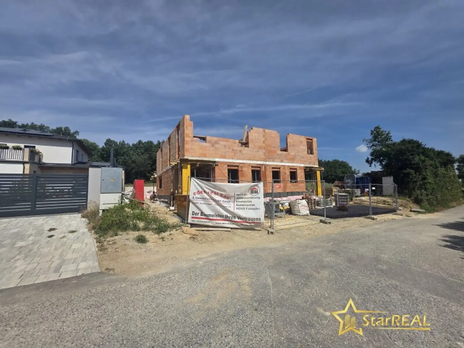 BAUBEGINN ERFOLGT! IDEAL FÜR FAMILIEN! 5-ZIMMER-ZIEGELHAUS MIT UNVERBAUBAREN AUSBLICK. MIT KELLER, BALKON, TERRASSE, CARPORT UND GROSSEM GARTEN.