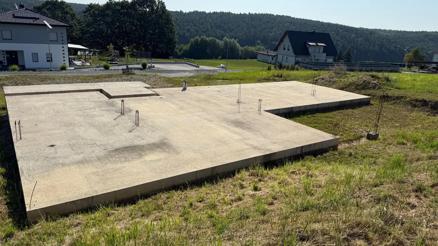 sehr sonniges und ruhiges Baugrundstück mit Bodenplatte