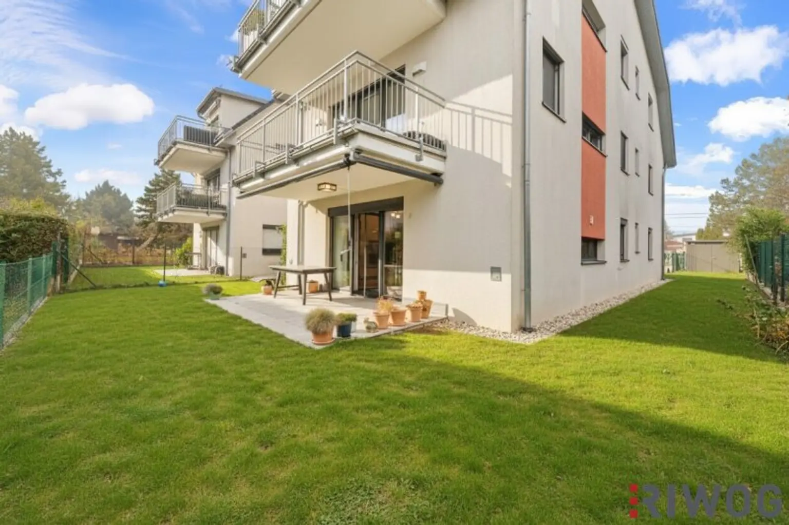 Effiziente aber Großzügige Gartenwohnung mit ca. 200 m² Garten, Luxus Küche mit Gaggenau Geräte und in ruhige Lage aber nähe U-Bahn