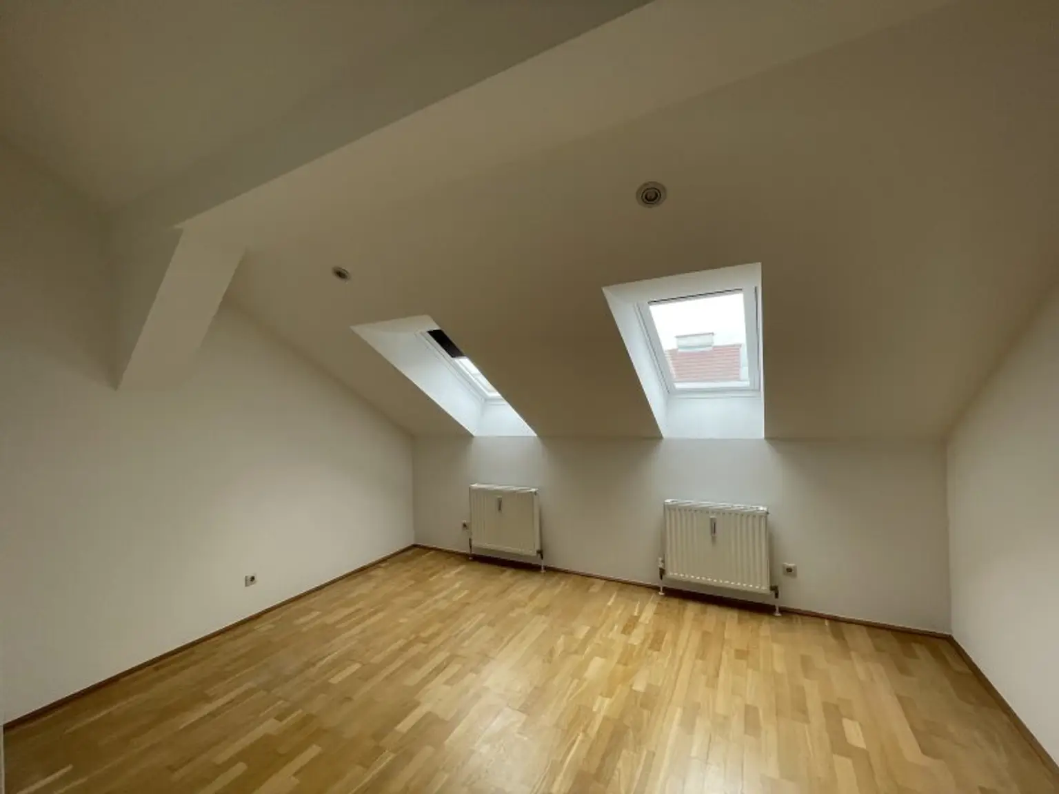 SANIERTE LUFTIGE DACHGESCHOSSWOHNUNG MIT BALKON - U4-NÄHE