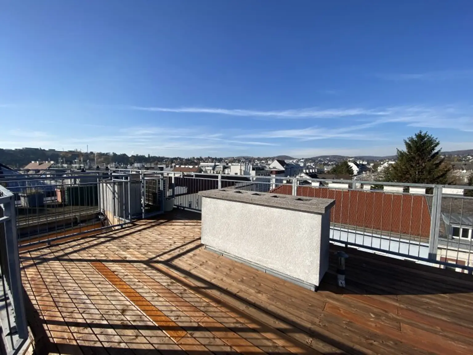 DACHGESCHOSS + 42m² TERRASSEN + FERNSICHT + SONNIG + RUHELAGE + TOPZUSTAND!