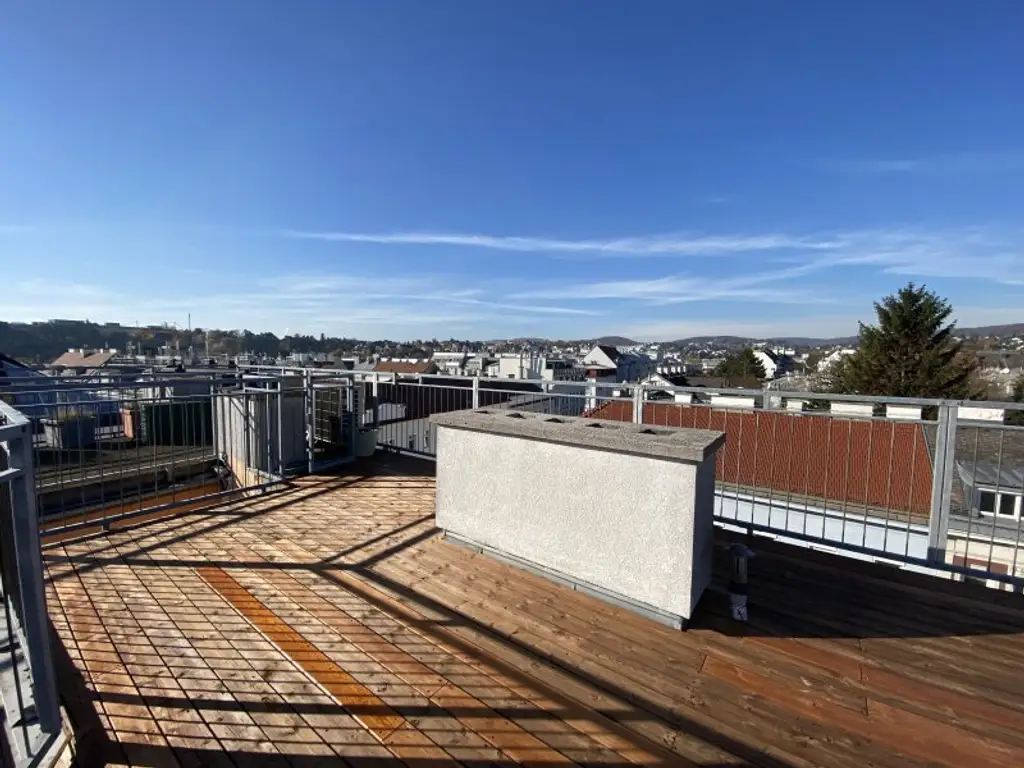 DACHGESCHOSS + 42m² TERRASSEN + FERNSICHT + SONNIG + RUHELAGE + TOPZUSTAND!