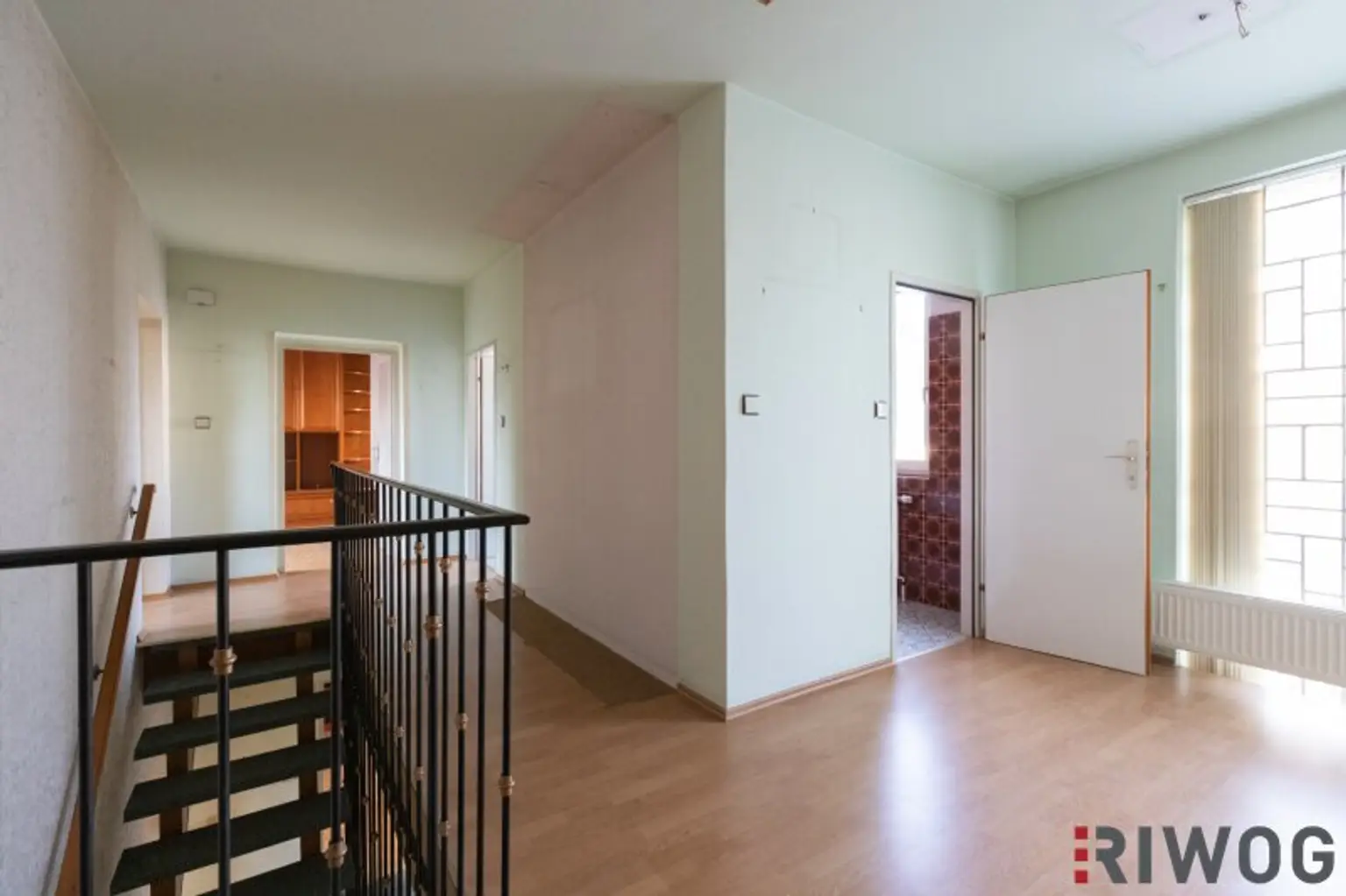 EIN- ODER ZWEIFAMILIENHAUS, gute Substanz, Modernisierungsbedarf