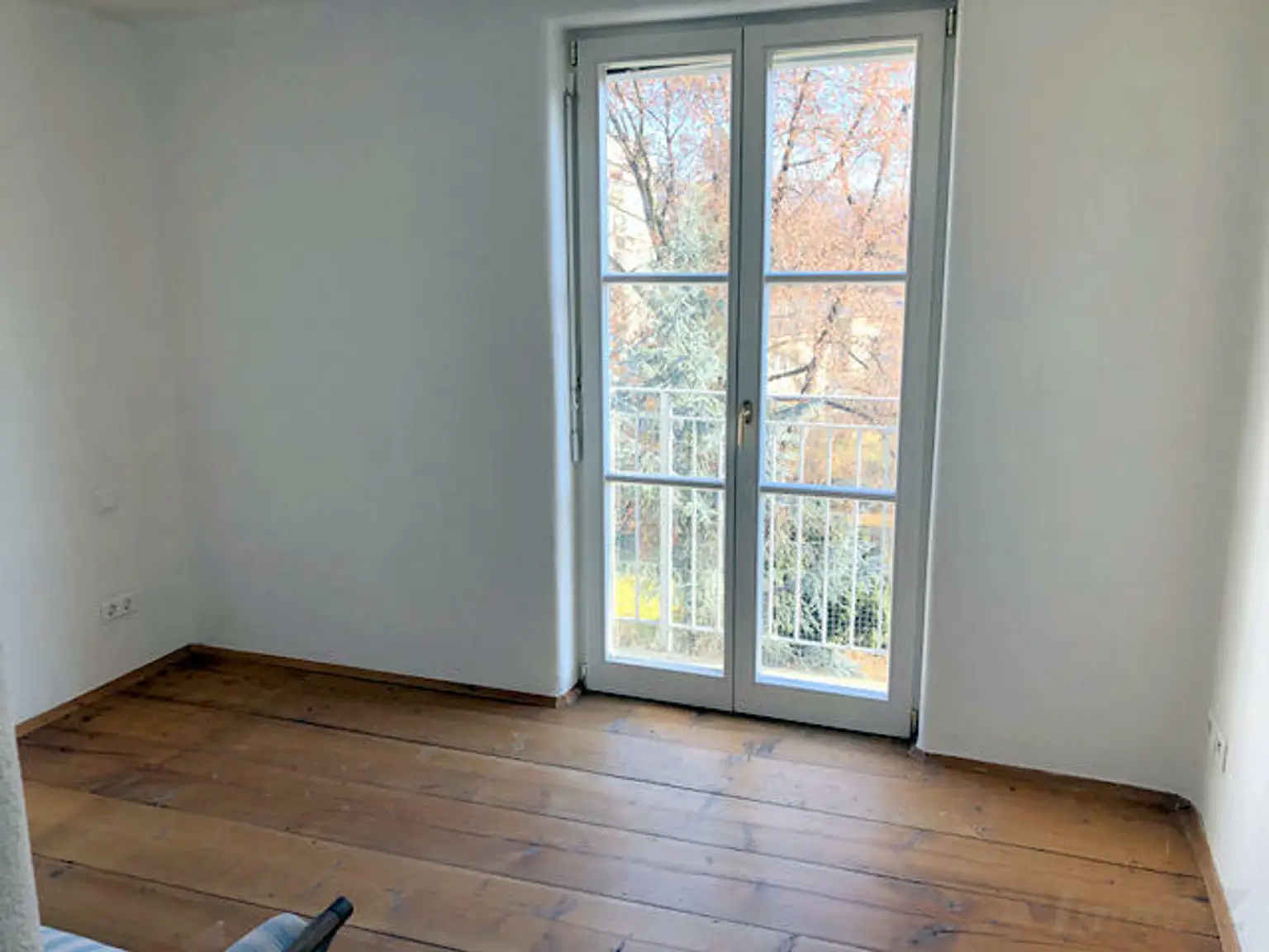 Schlafzimmer (hofseitig) mit Schrankraum und französischen Balkon