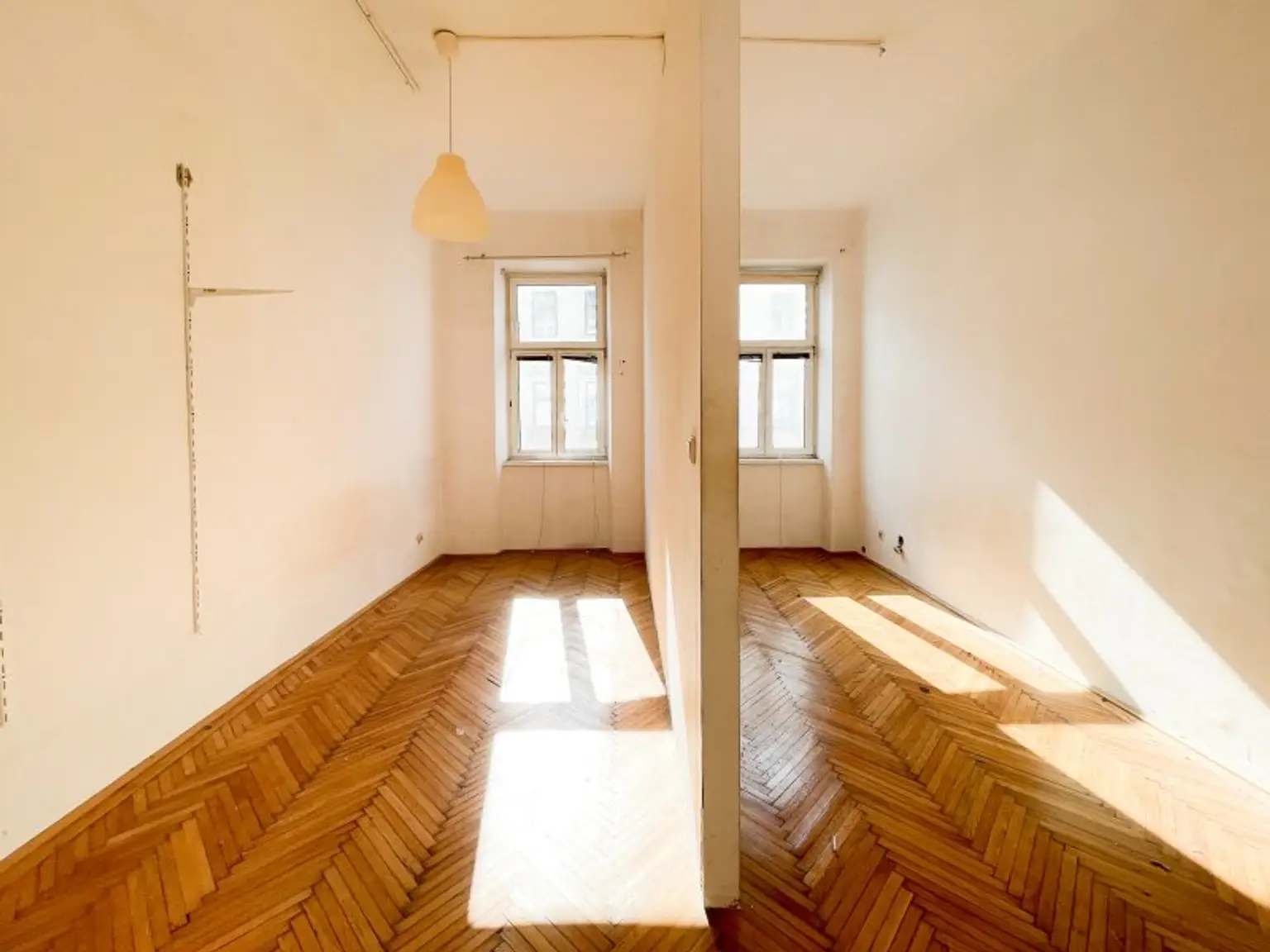 NÄHE AUGARTEN: 2,5-Zimmer-Altbauwohnung mit großem Gestaltungspotenzial beim Wallensteinplatz
