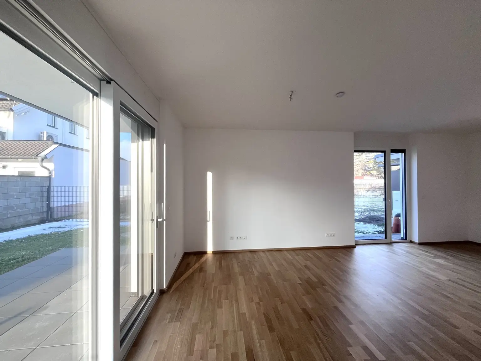 Erstbezug !! Traumhafte Doppelhaushälfte , Wohnkeller  mit Garten und 2 Stellplätzen!