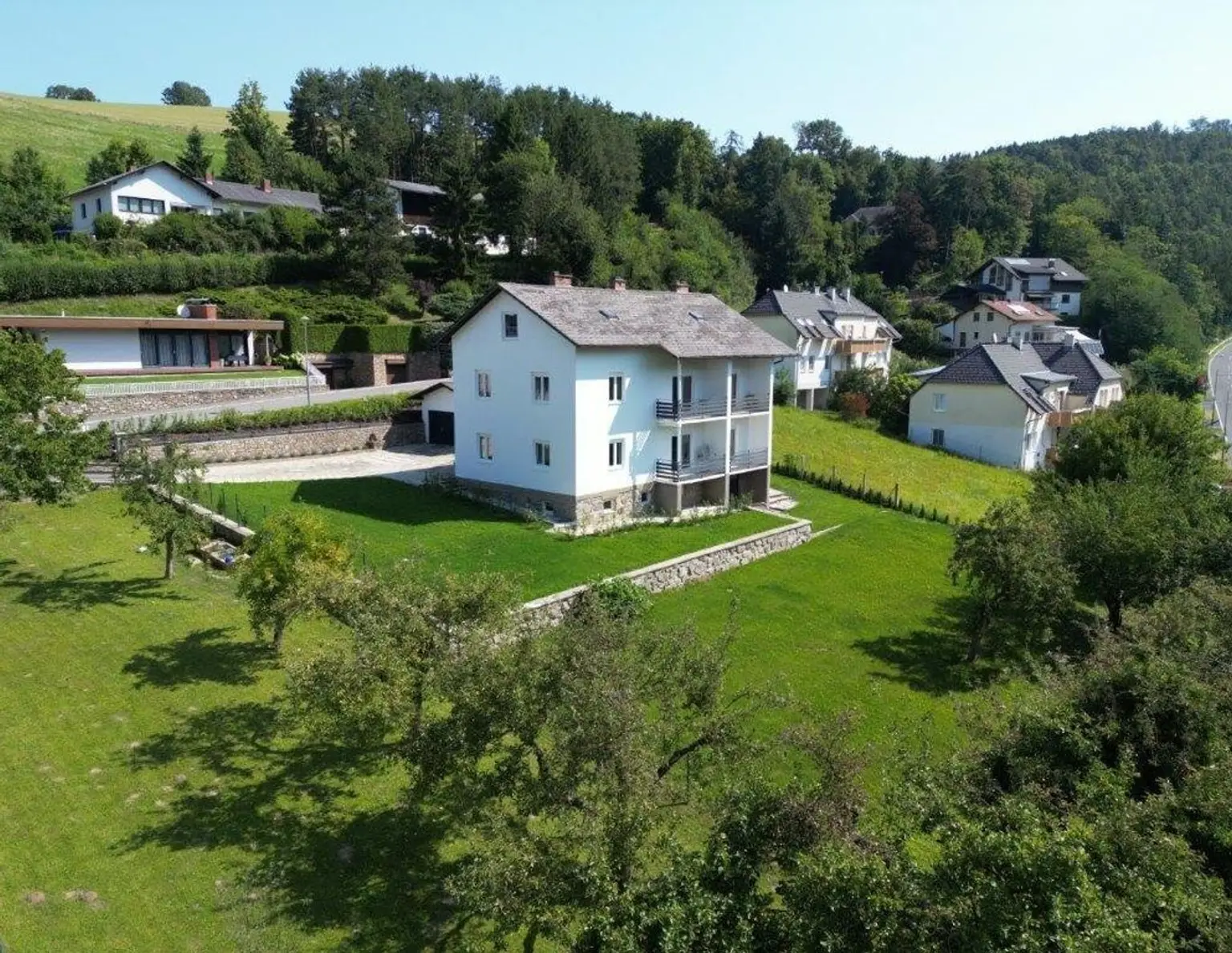 Großzügige Liegenschaft mit Nebengebäude - herrlichem Ausblick in Zentrumsnähe - 1h nach Wien