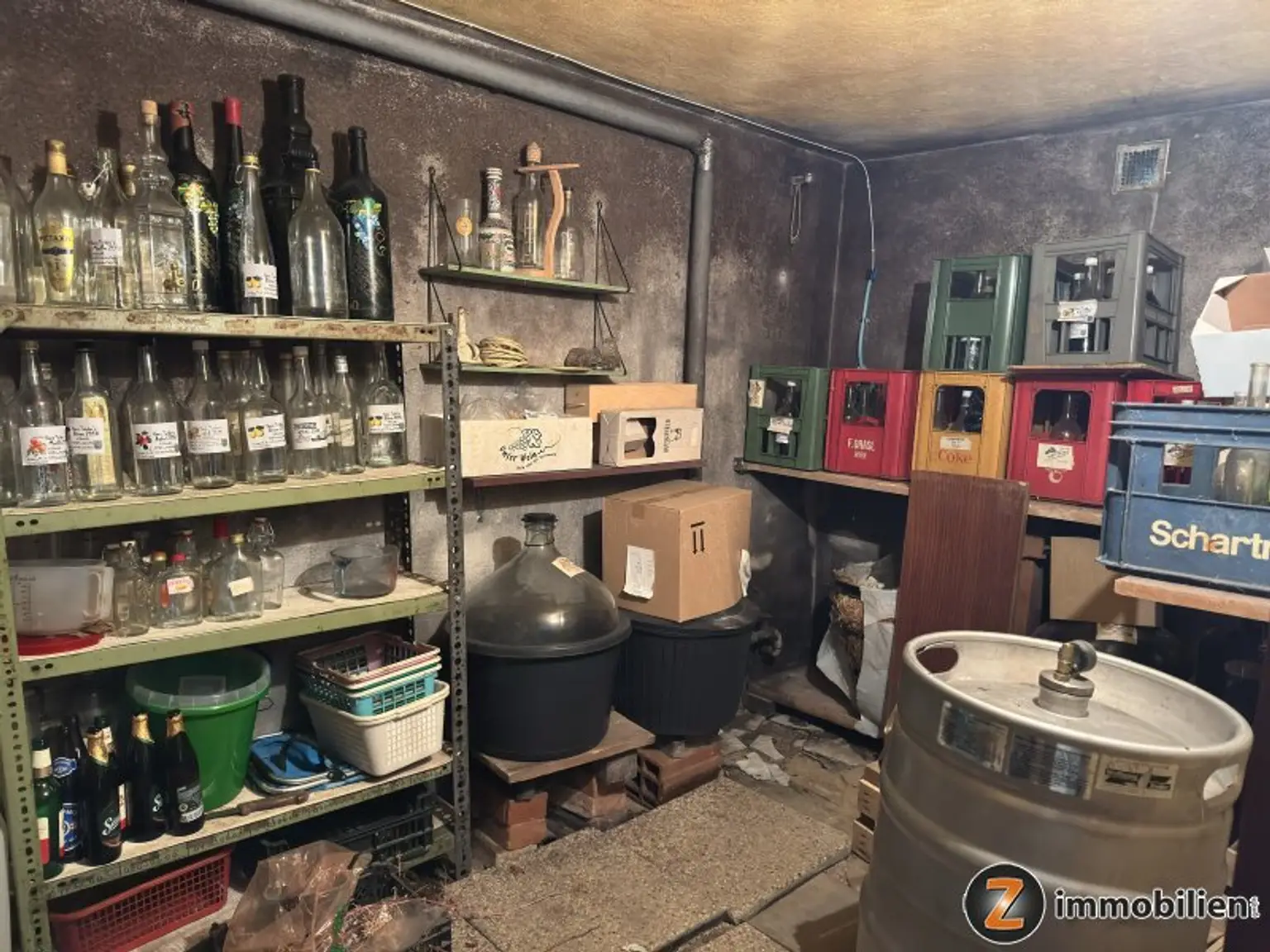 Unterkellertes Einfamilienhaus mit Garage und Obstbaumbestand