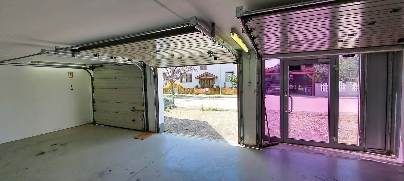 Zwei GARAGEN / HALLEN mit jeweils 3 STELLPLÄTZEN - zu mieten