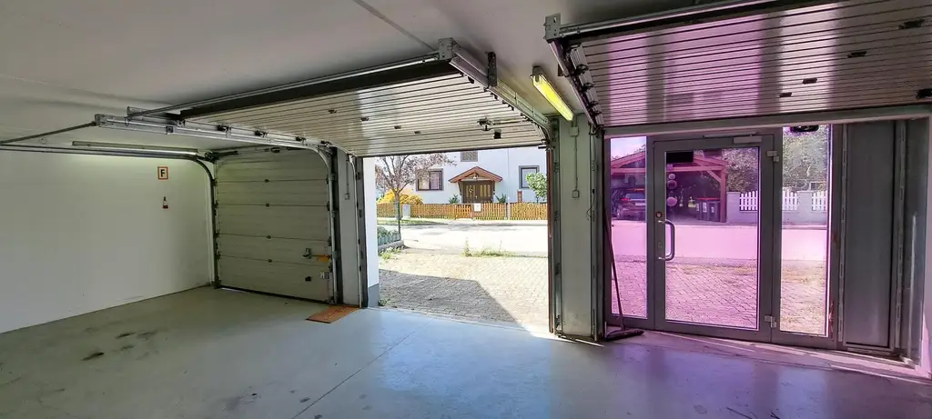 Zwei GARAGEN / HALLEN mit jeweils 3 STELLPLÄTZEN - zu mieten
