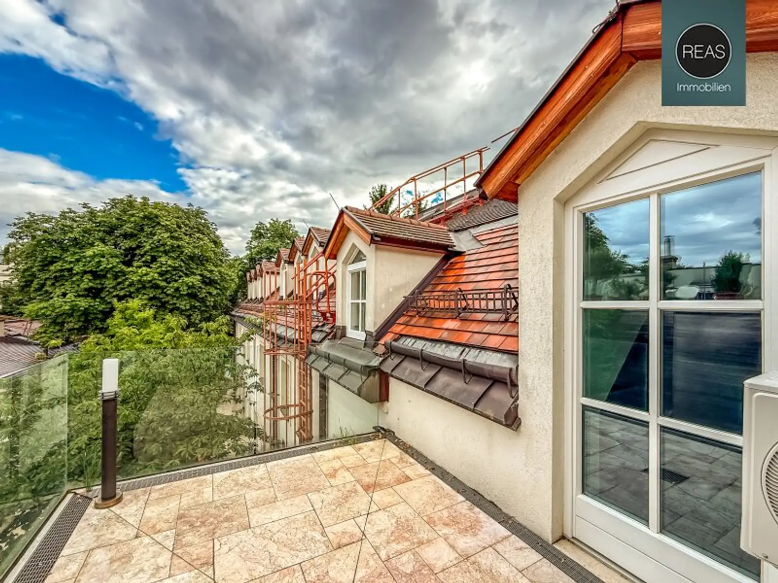 Provisionsfrei: Exklusives Maisonette - Apartment mit Loggia und Terrasse beim Beethoven Museum und Pfarrplatz! Garagen verfügbar!