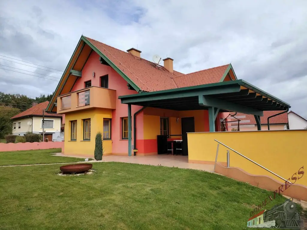 Tolles Einfamilienhaus mit Pool, Panorama-Ausblick und moderner PV-Anlage – hier fühlt sich Ihre Familie zuhause!