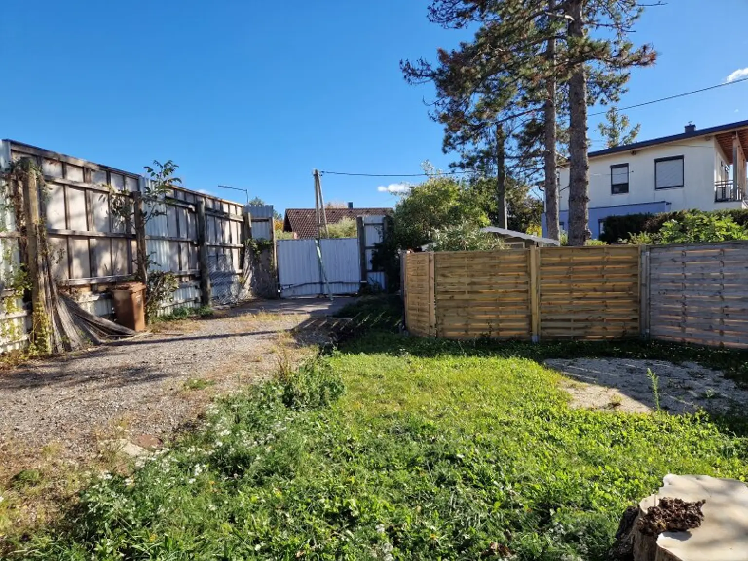 3 Zimmerwohnung , uneinsichtiger Garten, großes Carport