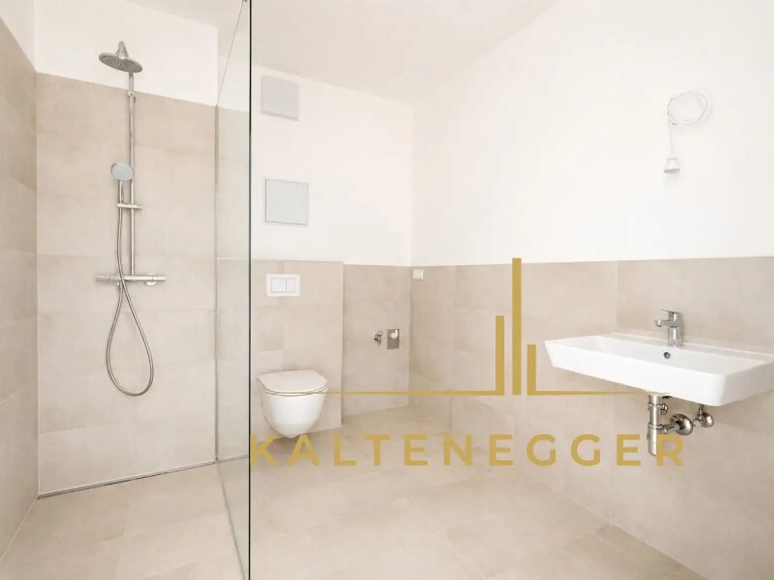 Modernes Badezimmer mit Dusche