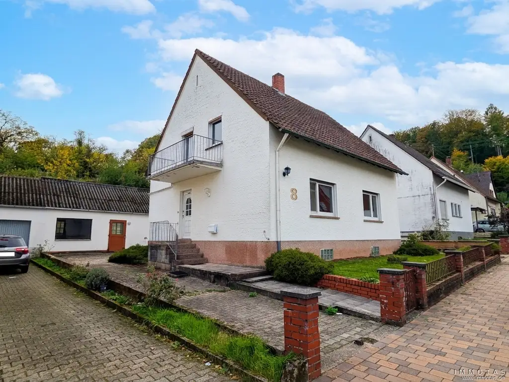 Freistehendes Einfamilienhaus mit Garage und  großem Garten in ruhiger Wohnlage