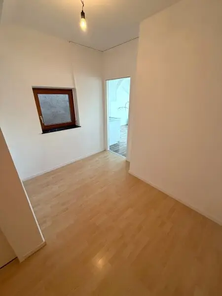 Nur ca. € 4.000 pro m² - 3 Zimmer DG-Wohnung  -  2 Gehminuten zur U3 Station Johnstraße