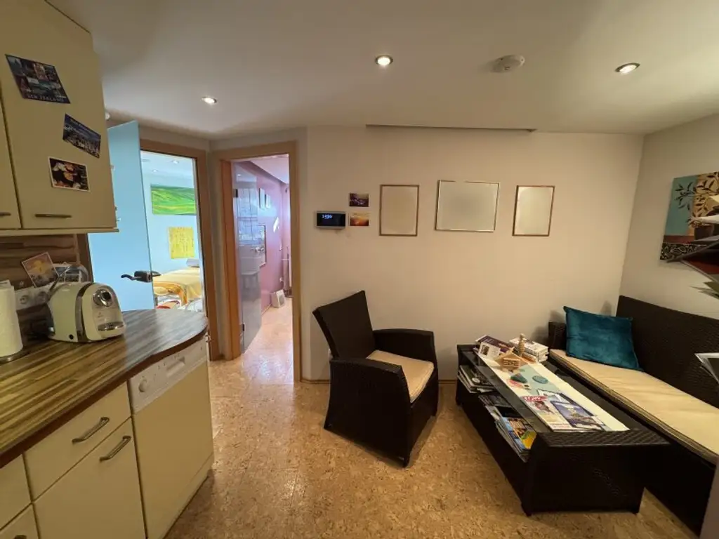 Geräumiges Reihenhaus mit vielseitig nutzbaren Praxisräumen im Untergeschoss