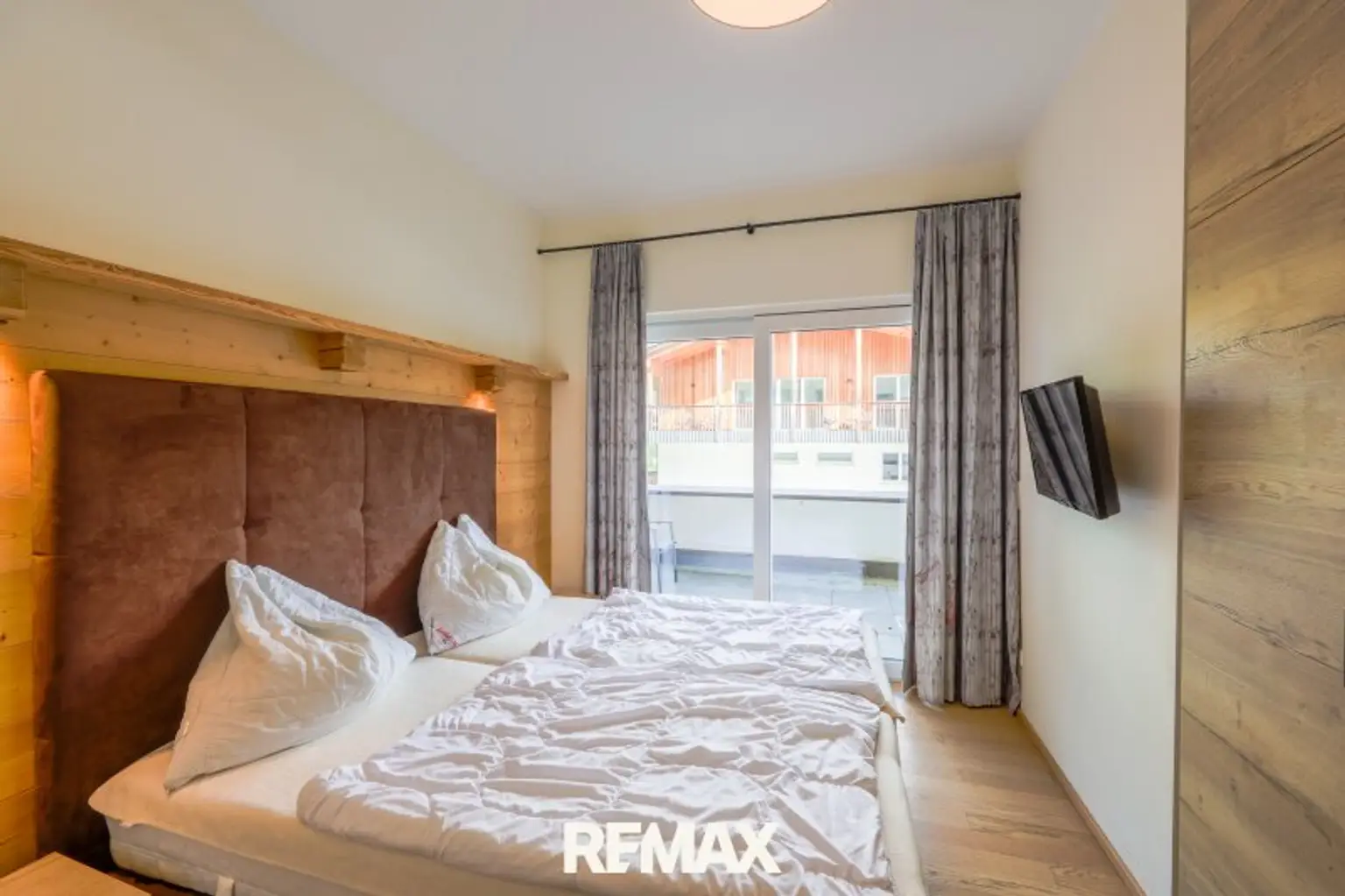 Schlafzimmer 1 + Ausgang Terrasse