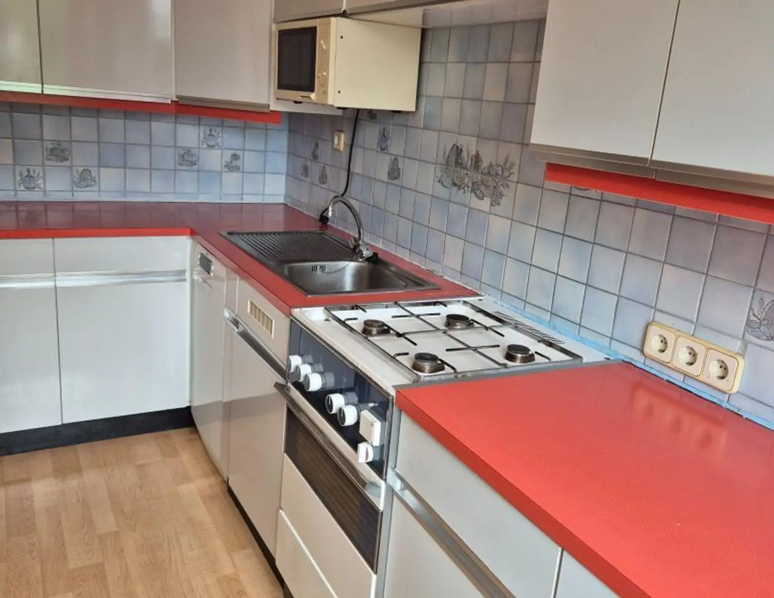 Renovierungsbedürftige 4 Zimmer Wohnung mit Loggia