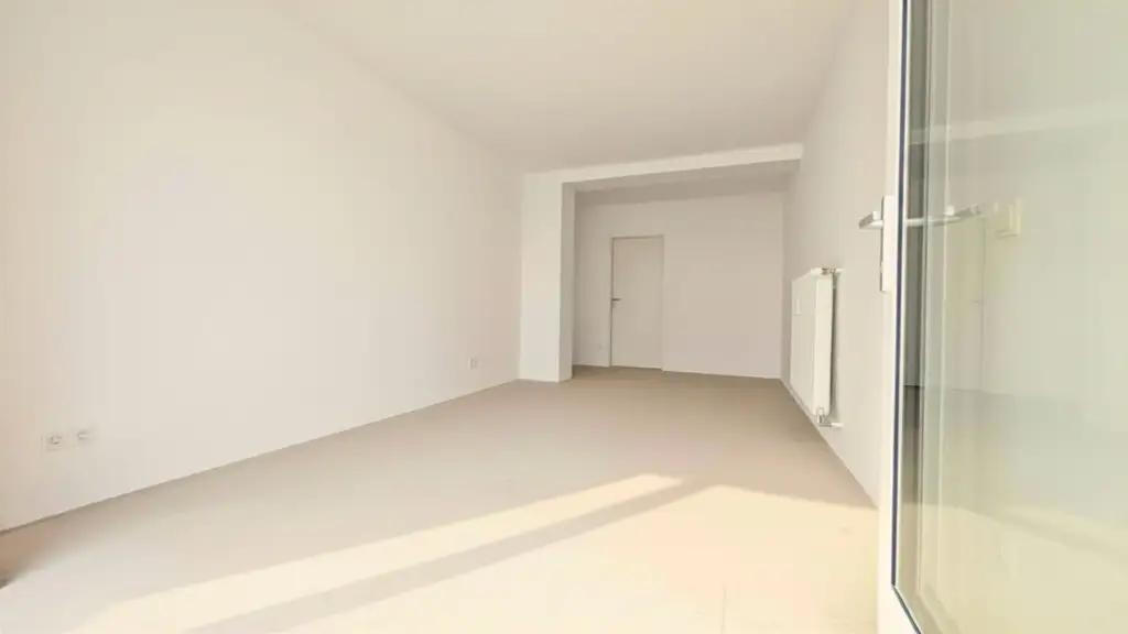 Ruhiges, zentrales Portallokal mit Gassenzugang – ideal für Coaching, Studio, Abholpunkt