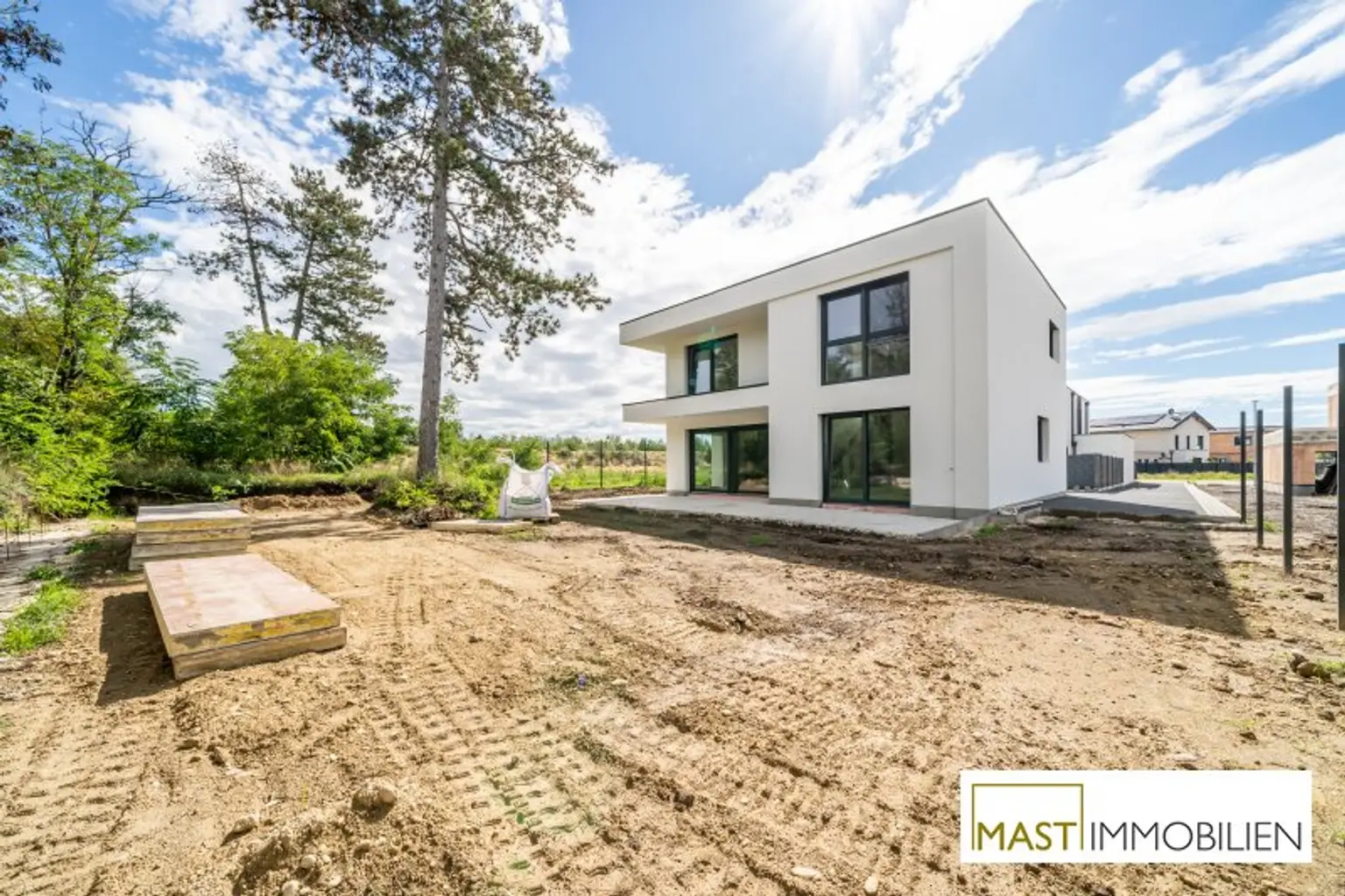 ERSTBEZUG - Modernes Einfamilienhaus mit 148 m² Wohnfläche, Balkon, Terrasse & 2 PKW-Stellplätzen in Strasshof – belagsfertig!