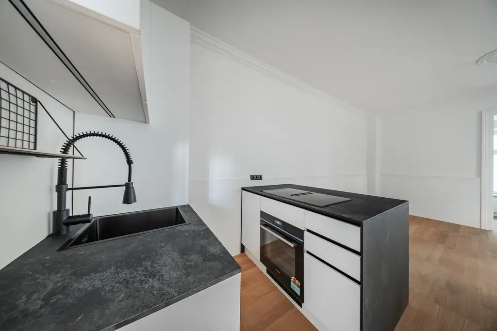 Exklusive Gartenwohnung am Rochusmarkt – Wohnen im spätbarocken Juwel