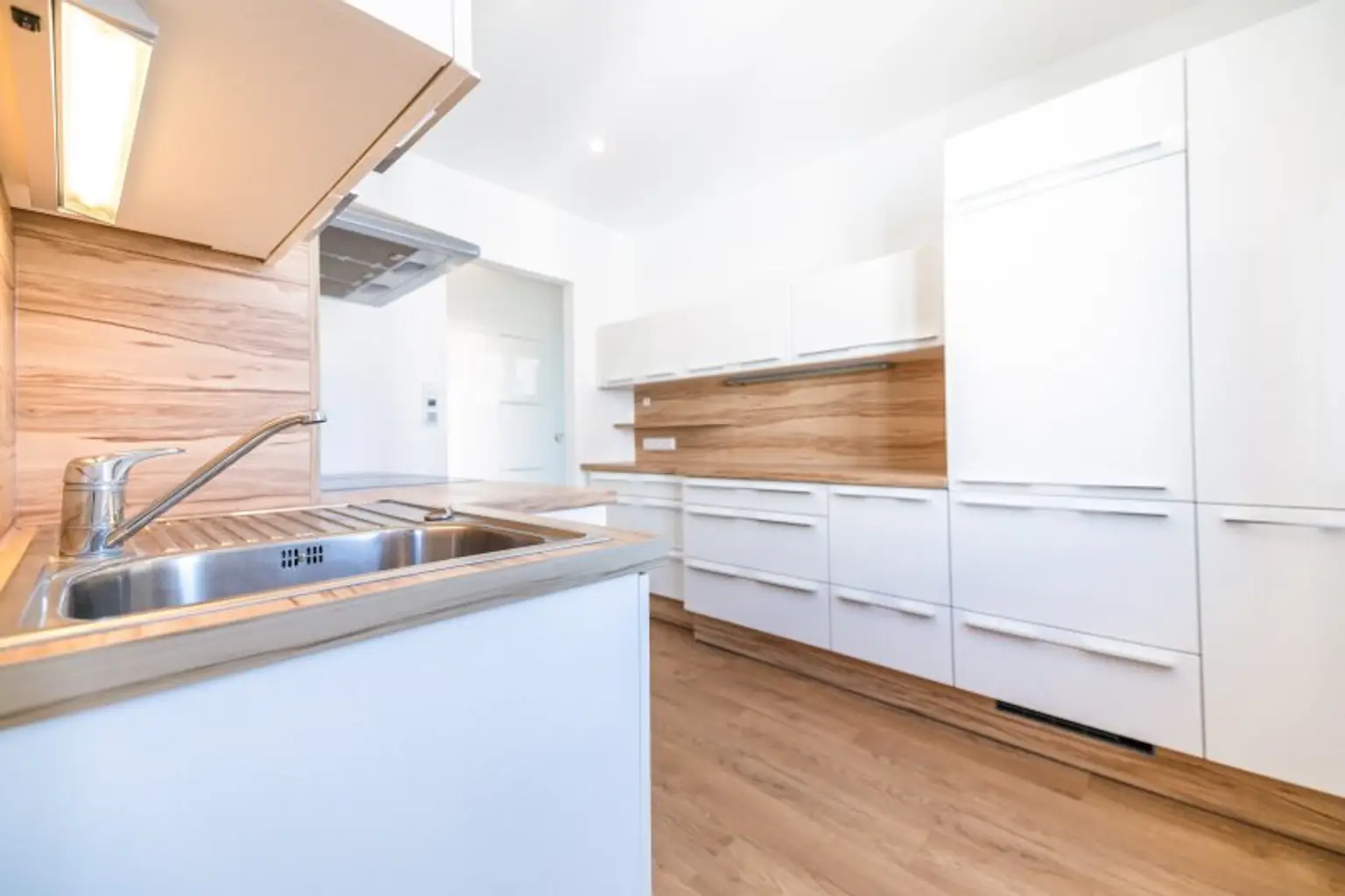 5. STOCK MIT LIFT I DAN KÜCHE I MODERN SANIERT I BADEWANNE I WG TAUGLICH I HAUSTIERE WILLKOMMEN I SEHR HELL I ZENTRALE LAGE BEI HAUPTBAHNHOF I PROJEKT WOHNEN