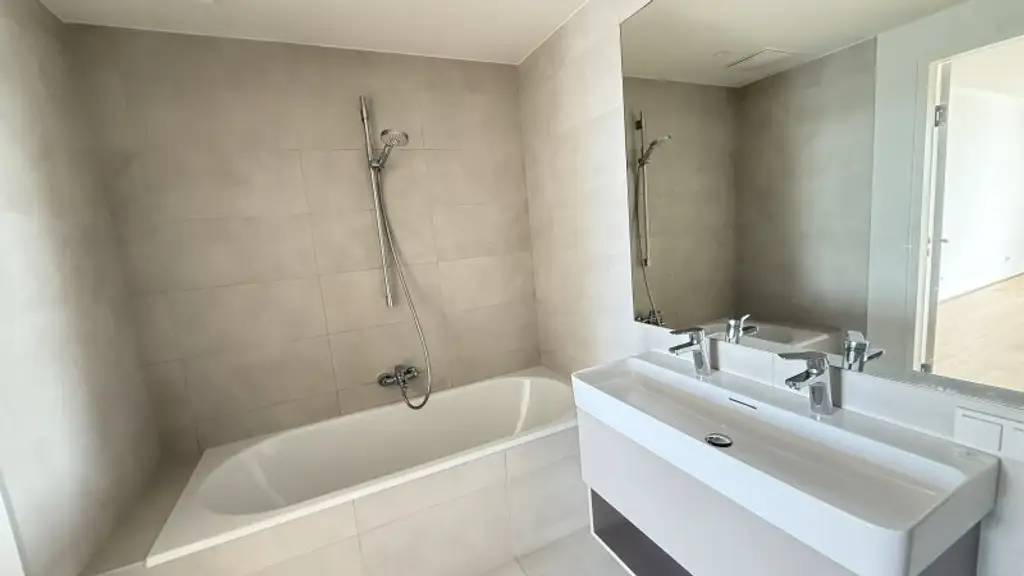 UNBEFRISTETE 4-Zimmer im Neubau mit Freifläche