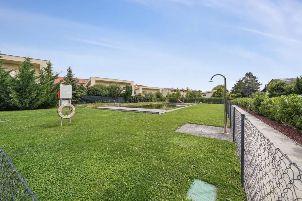 "Neubau-Traum mit Pool & XXL-Balkon - Einziehen & Wohlfühlen!"