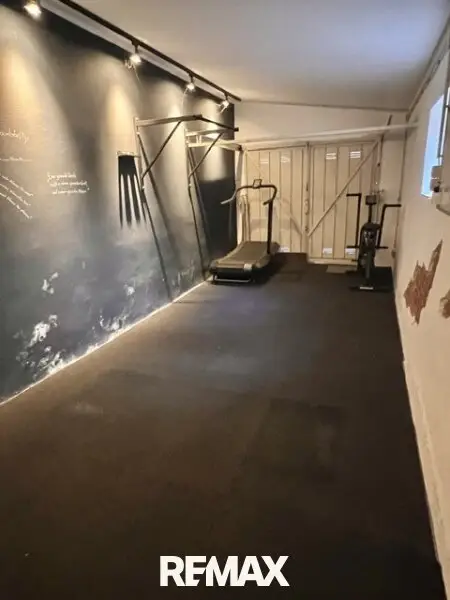Hofgebäude-Gym neben der Garage