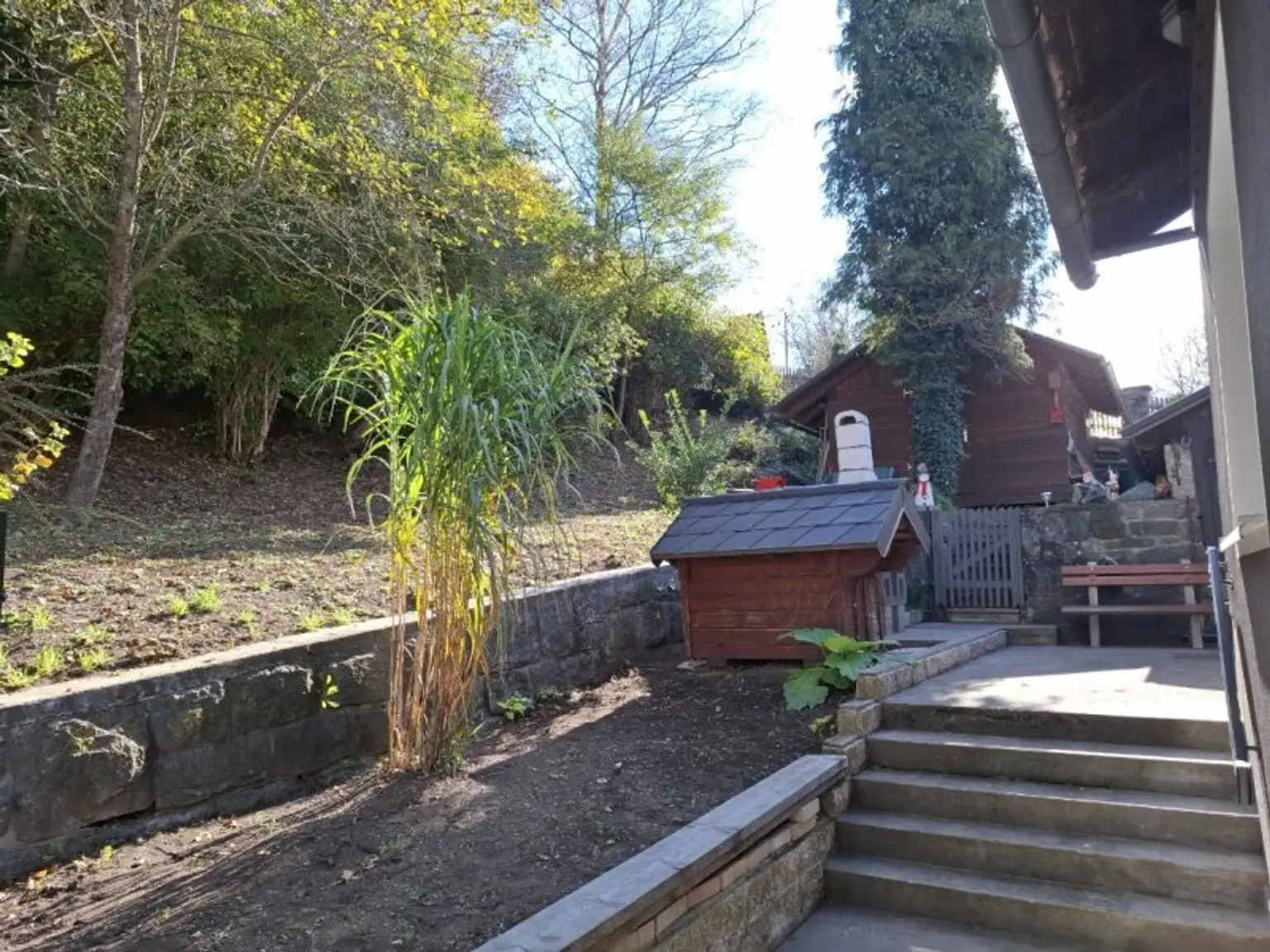 Großzügiges, vielseitig nutzbares Wohnhaus mit umfangreichem Ausbaupotenzial – Teilrenoviert und bereit für Ihre individuellen Wohnträume!